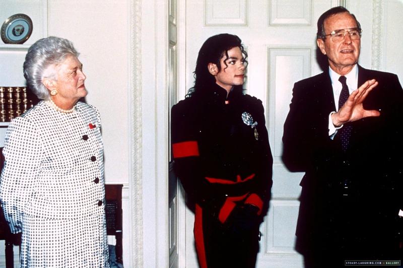 after-being-honored-by-the-museum-of-children-as-the-entertainer-of-the-decade-president-george-bush-personally-congratulates-michael-at-the-white-house(50)-m-10