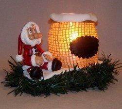 Porte-bougie avec Père-Noël réalisé en porcelaine froide