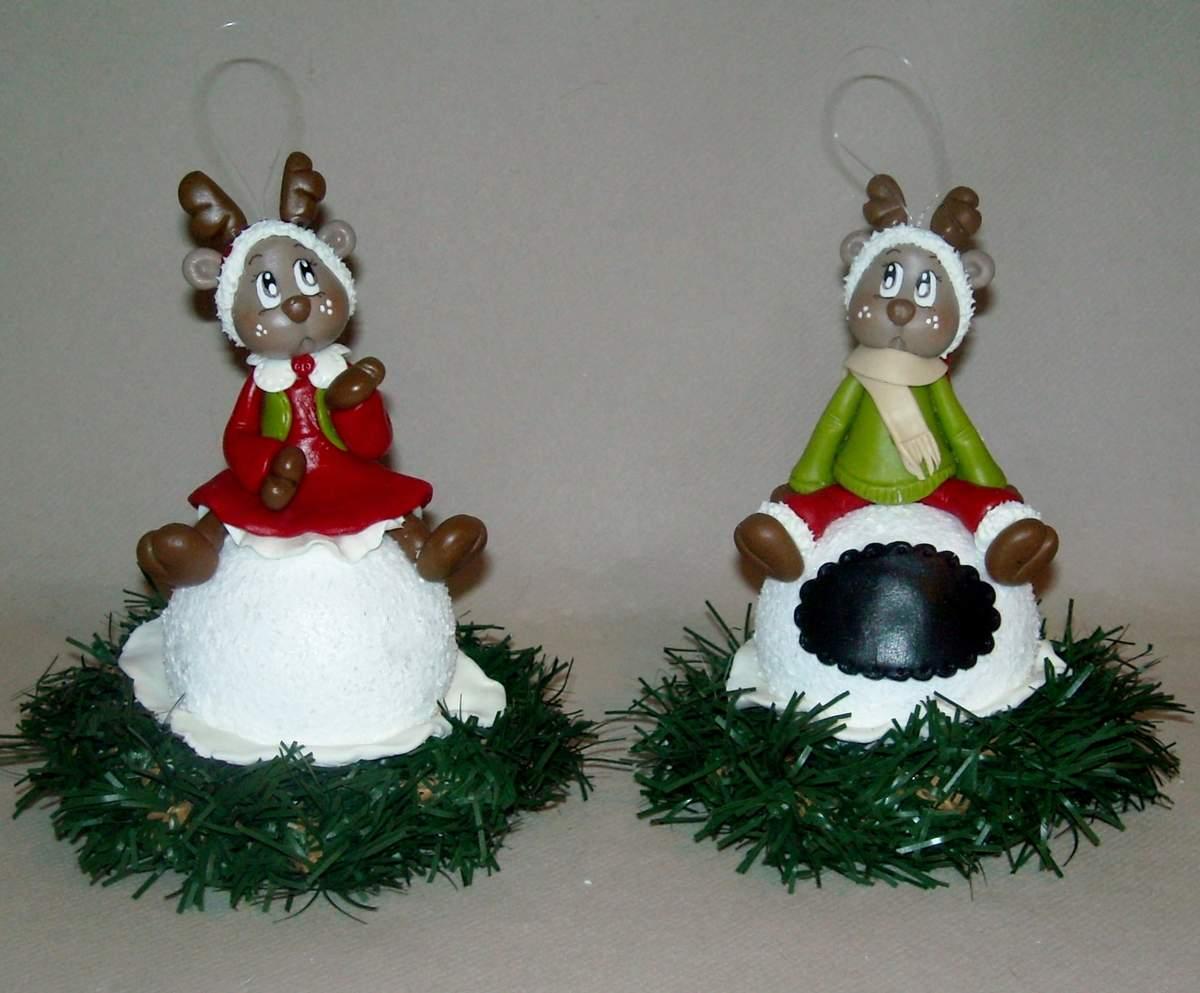 Boule de Noël avec renne en porcelaine froide