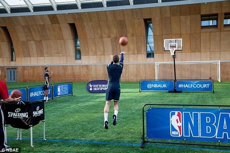 Quand les joueurs de Tottenham s’essaient au basket