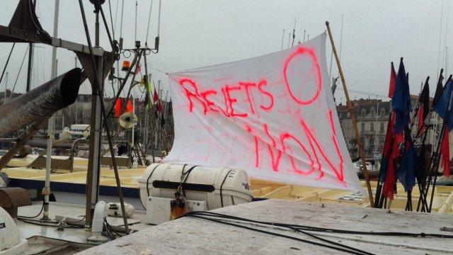 Les marins pêcheurs veulent bloquer le Vieux Port de La Rochelle. © Anaëlle Blanchard