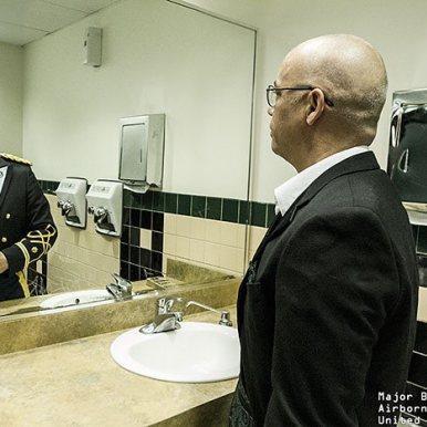 Voilà ce qui se passe quand un soldat se regarde dans un miroir !   Recently updated !