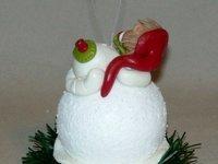 Boule de Noël avec bébé personnalisable en porcelaine froide