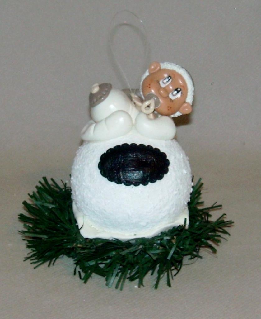 Boule de Noël avec bébé personnalisable en porcelaine froide