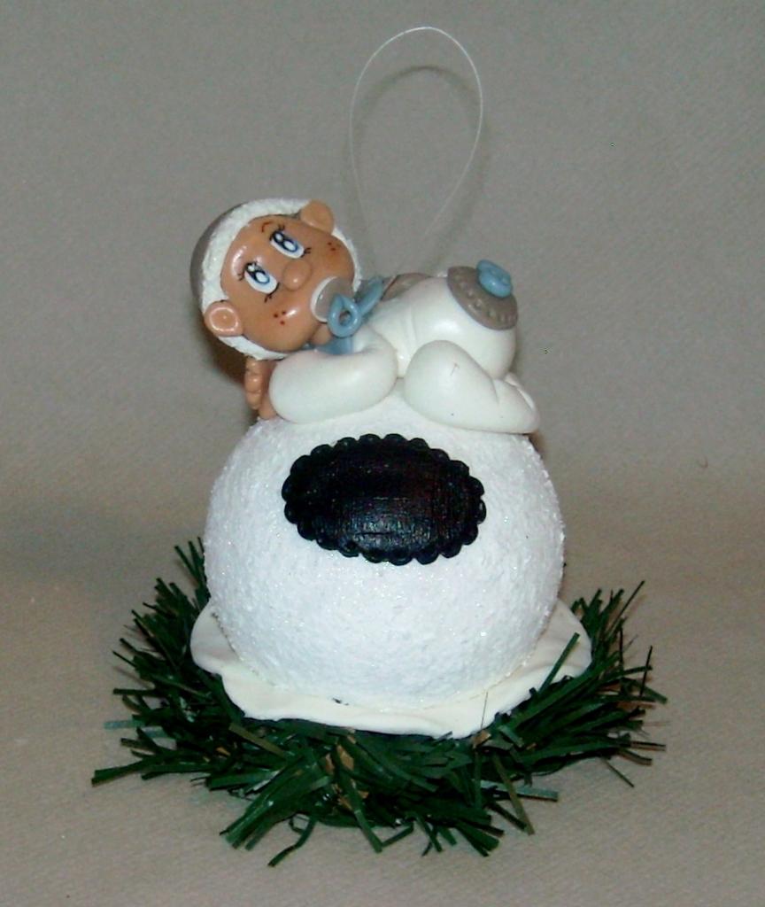 Boule de Noël avec bébé personnalisable en porcelaine froide