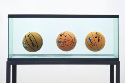 Trois ballons de baskets 