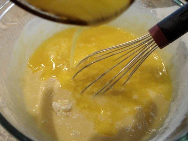 Dans un saladier ou un cul de poule battre les œufs avec le sucre, ajoutez la farine, la levure, le sucre vanillé puis le beurre fondu  . Coupez les 4 tranches d’ananas restantes en petits dés et mélangez à la préparation précédente.