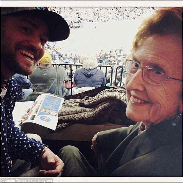 Photos: Justin et sa grand-mère au match des Grizzlies (7/12/2014)