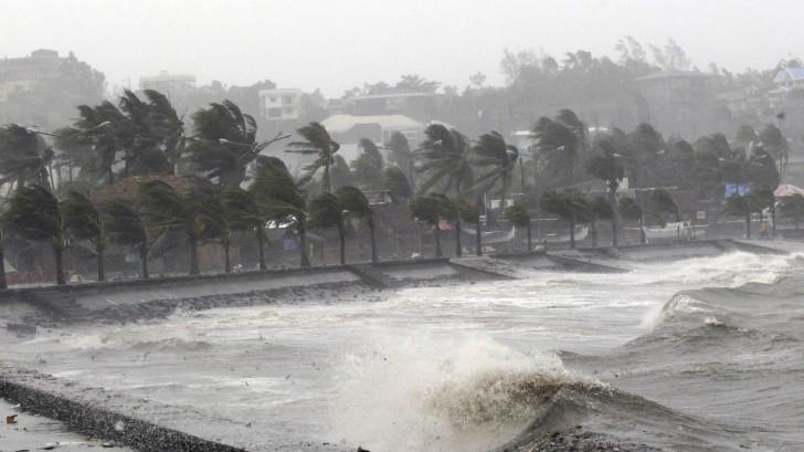 Typhon - Philippines / 2014 - Le littoral sous les assauts du vent et des vagues lors du passage du typhon Hagupit © Reuters