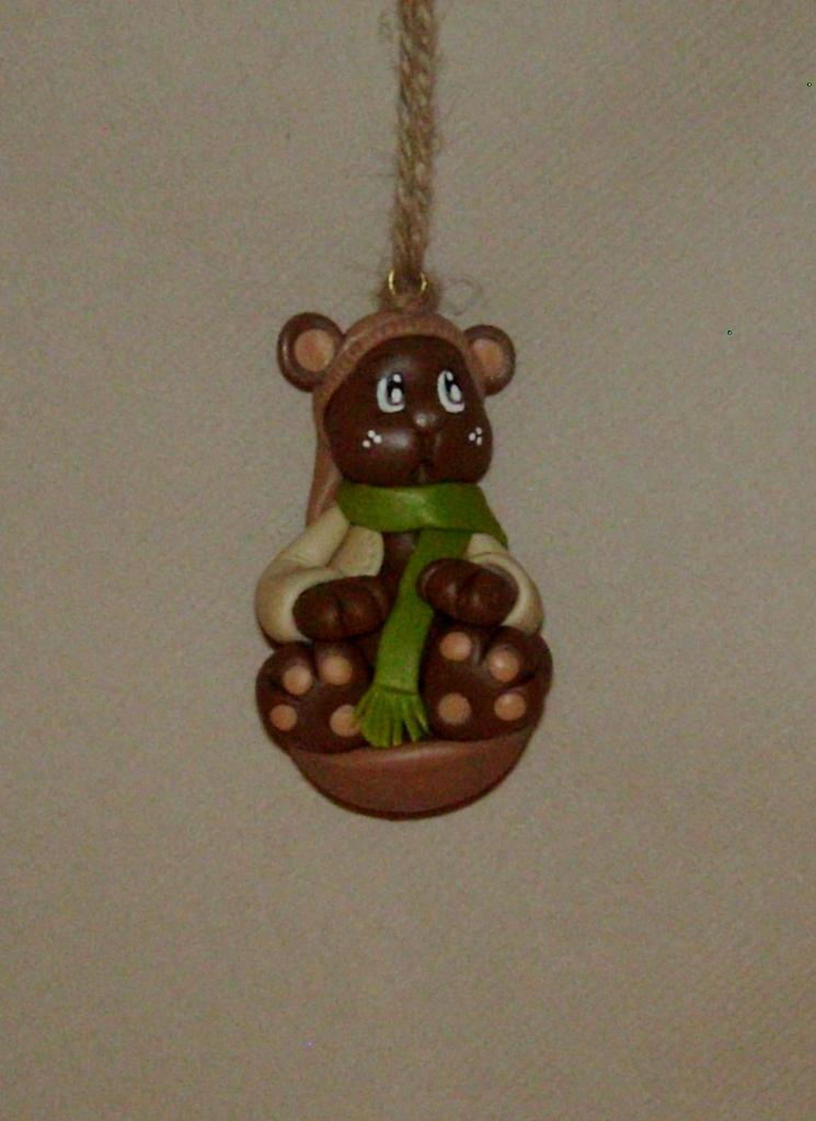 Suspension avec ourson en porcelaine froide