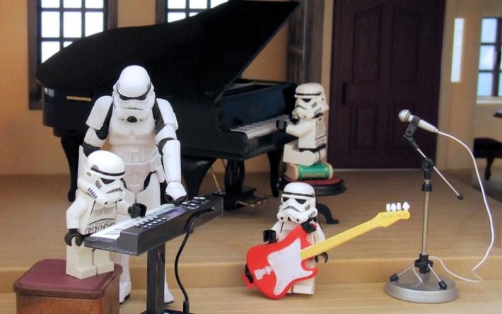 Star-Wars-Piano-Stormtroopers-Funny-Lego-Star-Wars-Legos-900x1440