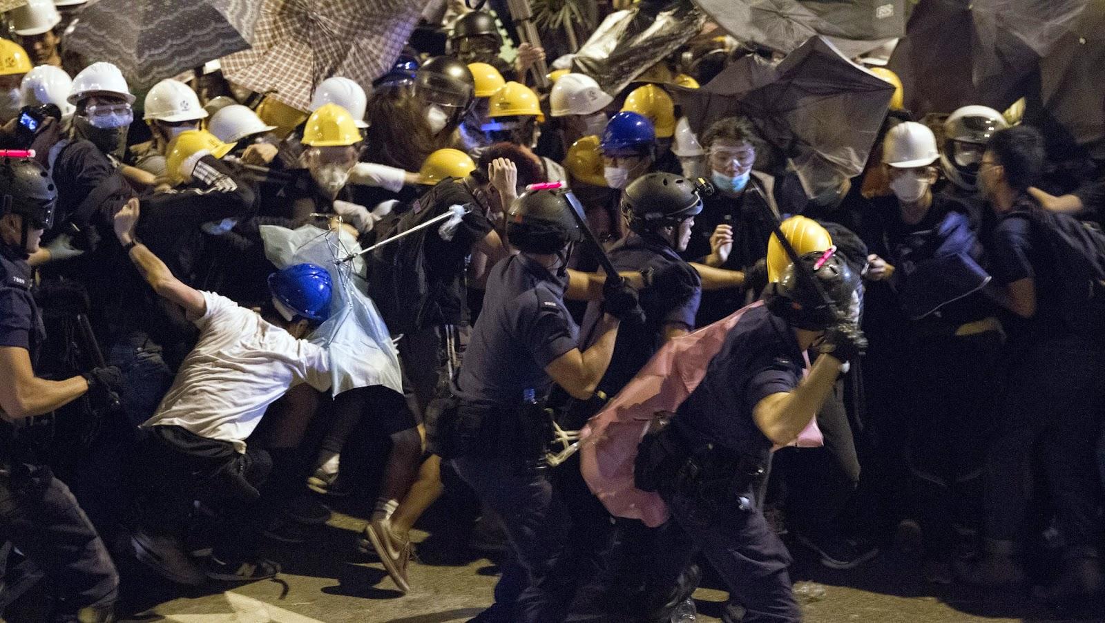 MONDE > La Police Hongkongaise envahit le campement prodémocratie dans Admiralty