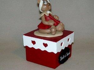 Boites à secrets en bois avec oursonne en porcelaine froide 