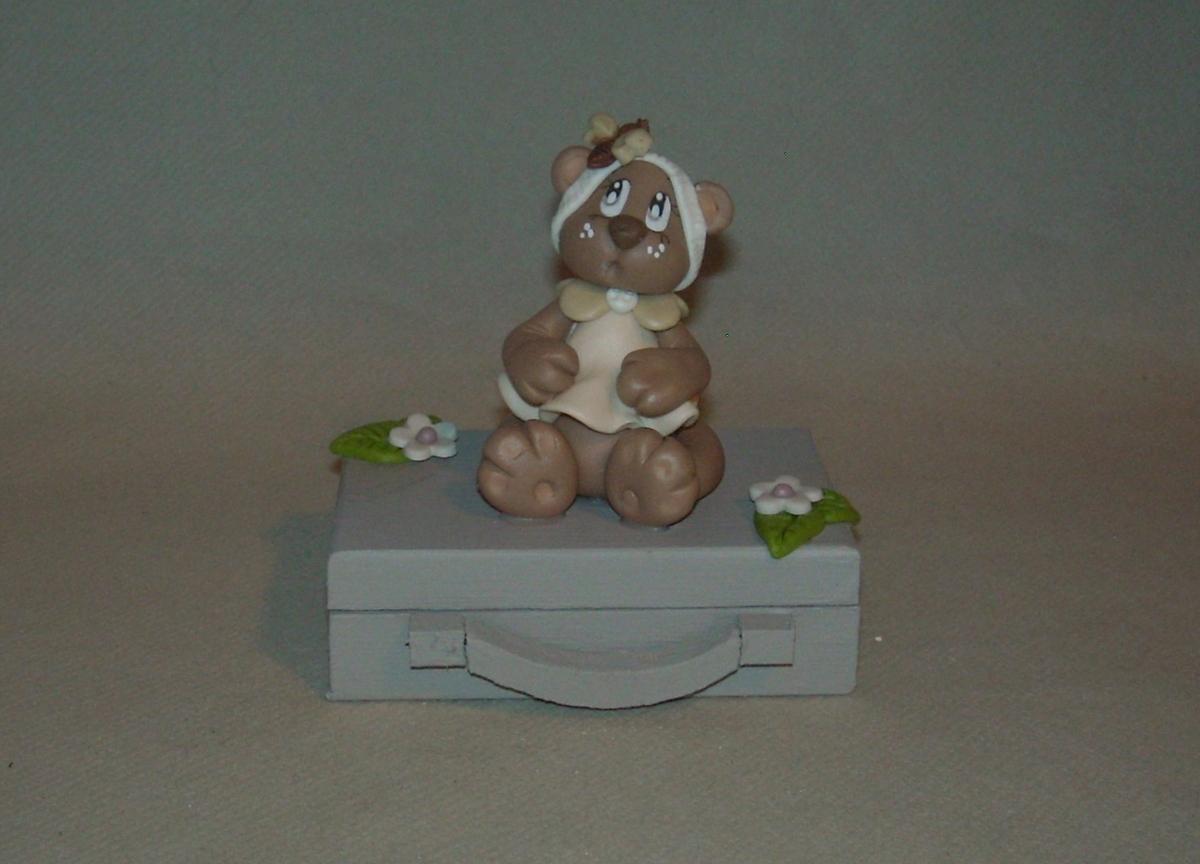 Boites à secrets en bois avec oursonne en porcelaine froide 