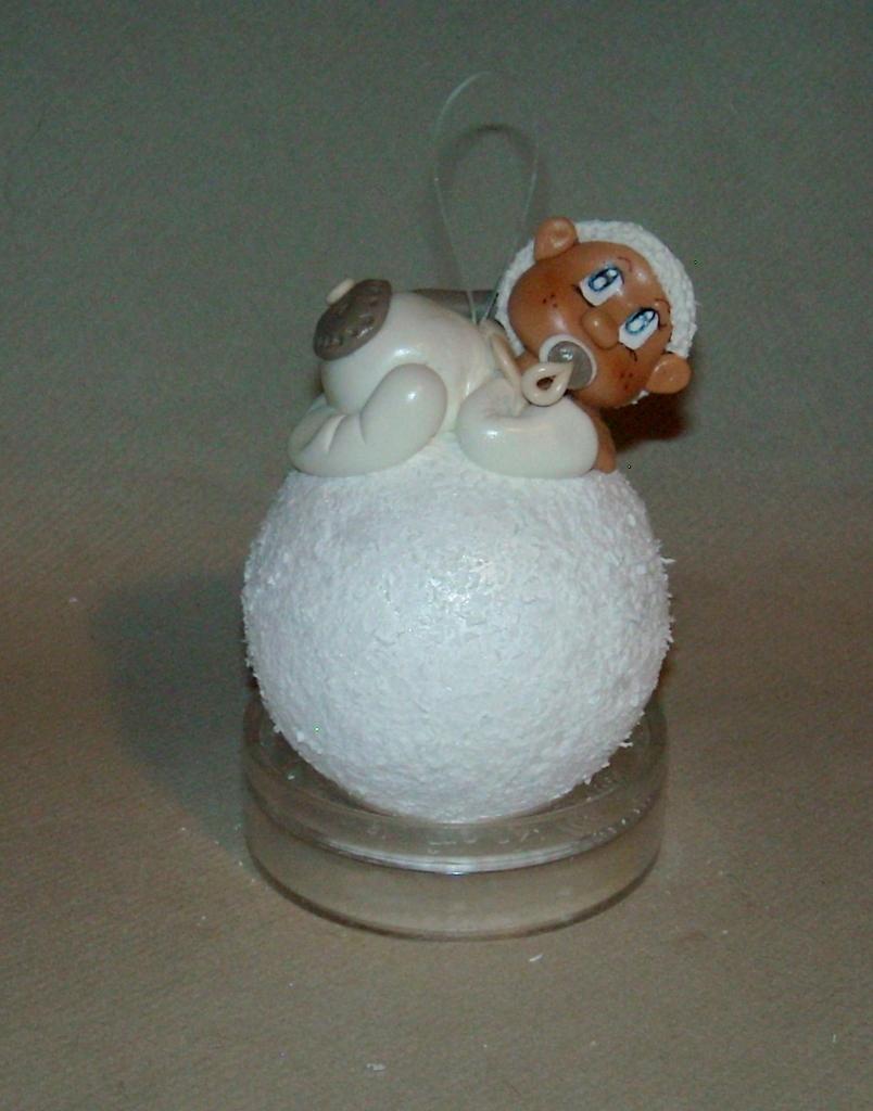 Boule de Noël avec bébé  en porcelaine froide