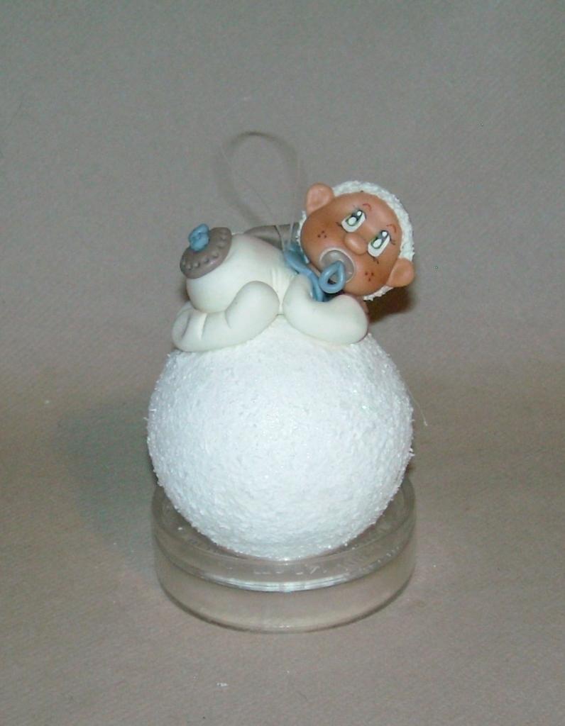 Boule de Noël avec bébé  en porcelaine froide
