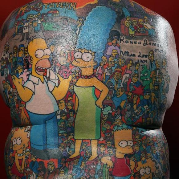 Il se fait tatouer 203 personnages des Simpson sur le dos !   Recently updated !