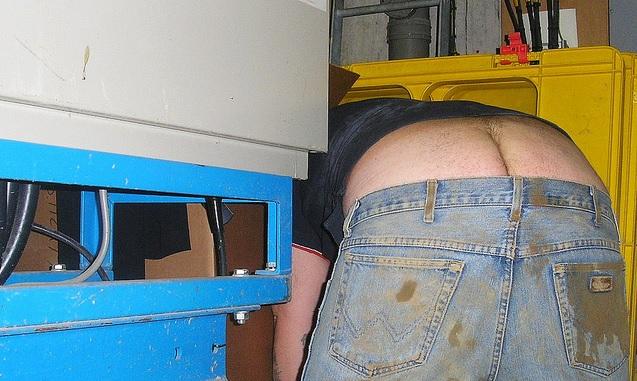 Une femme agresse sexuellement deux plombiers