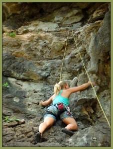 Lao_Thakhek_Green-climbers-home_Lisa_worldtour-outdoorexperience