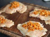 Ballotines de poulet farcies aux carottes confites à l'érable, sauce foie gras et morilles – Polenta grillée