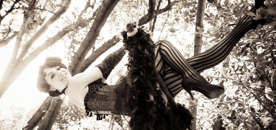 Pin-up au jardin : corset et jupons sous les frondaisons…