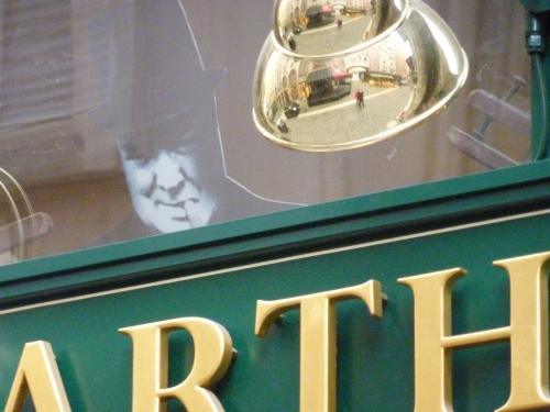 Vie,quotidien,reflet,photo,carnet photo,blog littéraire de christian cottet-emard,objectif,vitre,petit déjeuner,lyon,rhône,rhône-alpes,france,viry,jura,christian cottet-emard,songe,rêverie,vie quotidienne,instant,instantané,improvisation,image,Noël,rue,décoration,fête,arbre,cafetière,cafetière italienne,churchill