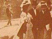 Photographies prises visiteurs château Versailles depuis 1900.