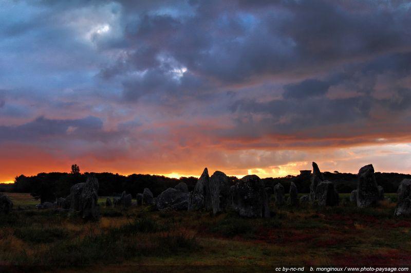 Ces paysages mégalithiques ne font-ils pas penser à des légendes celtes ? - Lever de soleil au-dessus des alignements de menhirs de Kermario
Carnac, Morbihan, France