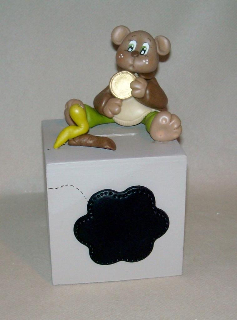 Tirelire avec ourson en porcelaine froide