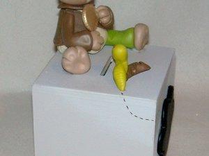 Tirelire avec ourson en porcelaine froide