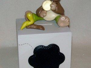 Tirelire avec ourson en porcelaine froide