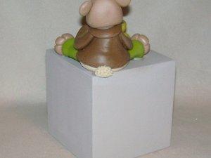 Tirelire avec ourson en porcelaine froide