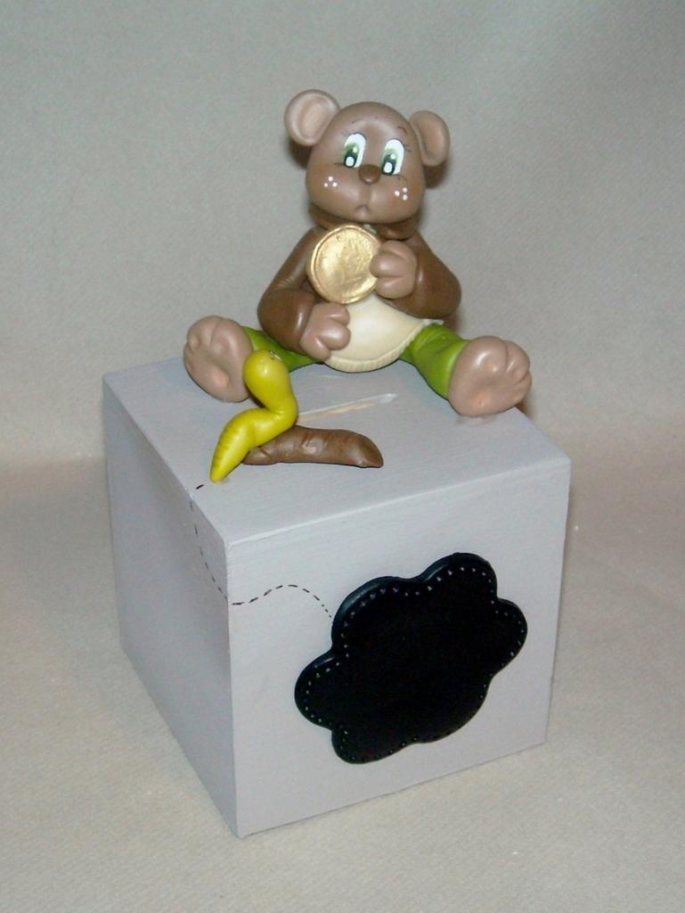 Tirelire avec ourson en porcelaine froide