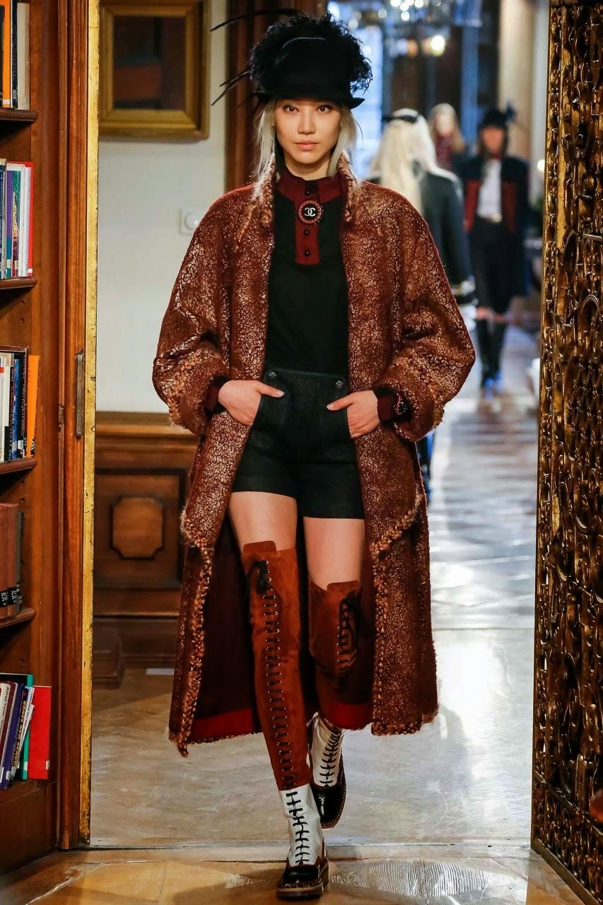 Le Look du jour : Rihanna et son nouveau manteau Chanel, Paris - Salzbourg...