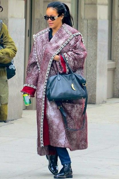 Le Look du jour : Rihanna et son nouveau manteau Chanel, Paris - Salzbourg...