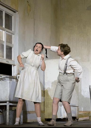 Gretel (Alexandra Kurzak) et Haensel (Christine Rice) Acte I Cory Weaver/Metropolitan Opera
