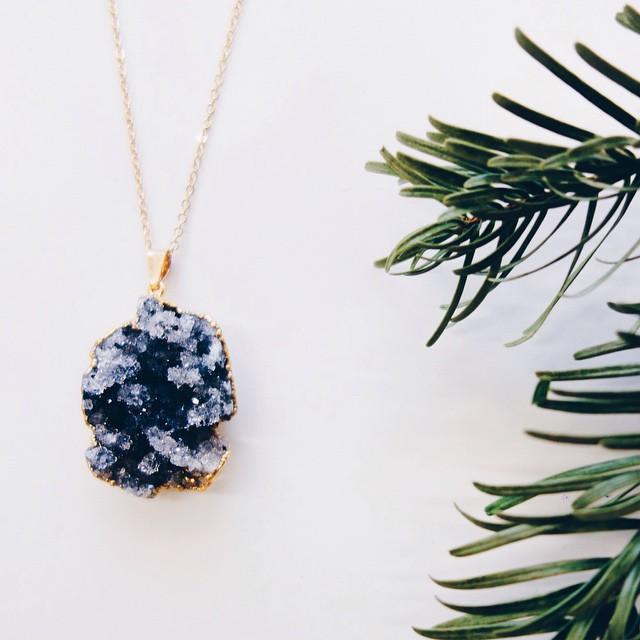 J’espère que vous avez passé un bon Noël // I hope you had a good Christmas #christmas #gemstones #jewel #jewellery #mode #accessoires #bijoux #necklace #pierre