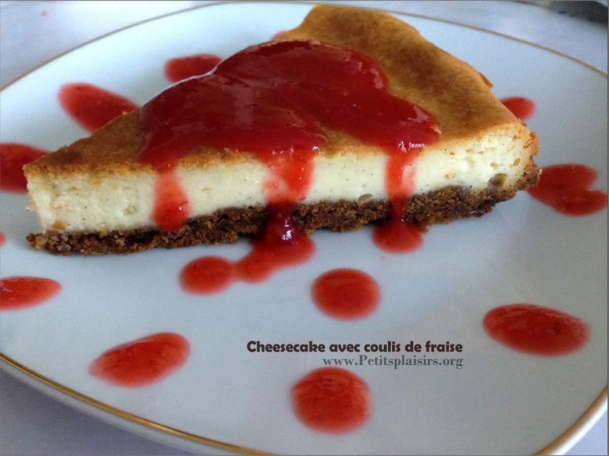Cheesecake avec coulis de fraise