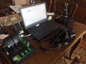 Mon setup avec le Saitek X55 et l'Oculus Rift DK2 au milieu,