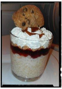 verrine riz au lait nappé de confiture de fraise et éclats de cookies et chantilly