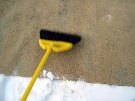 Nettoyer les tapis avec de la neige | À Voir