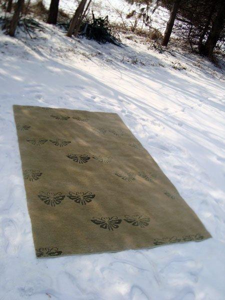 Nettoyer les tapis avec de la neige | À Voir
