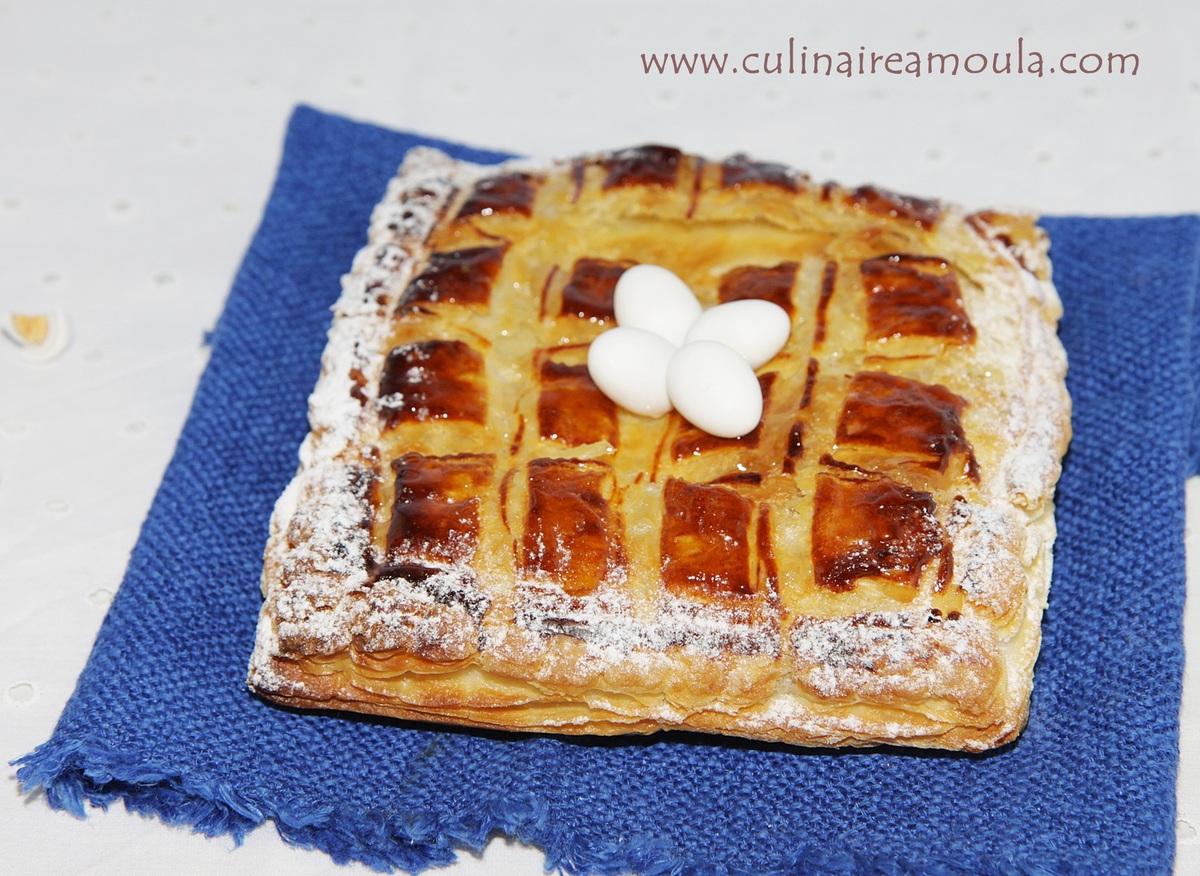 Galette des rois framboise, crème amandine à l'eau de rose et éclats de dragées
