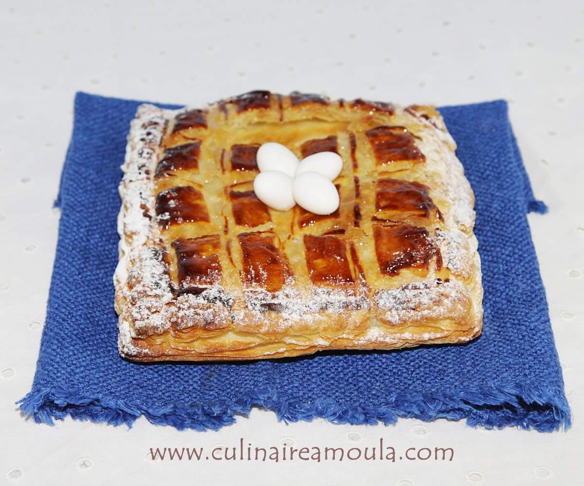 Galette des rois framboise, crème amandine à l'eau de rose et éclats de dragées