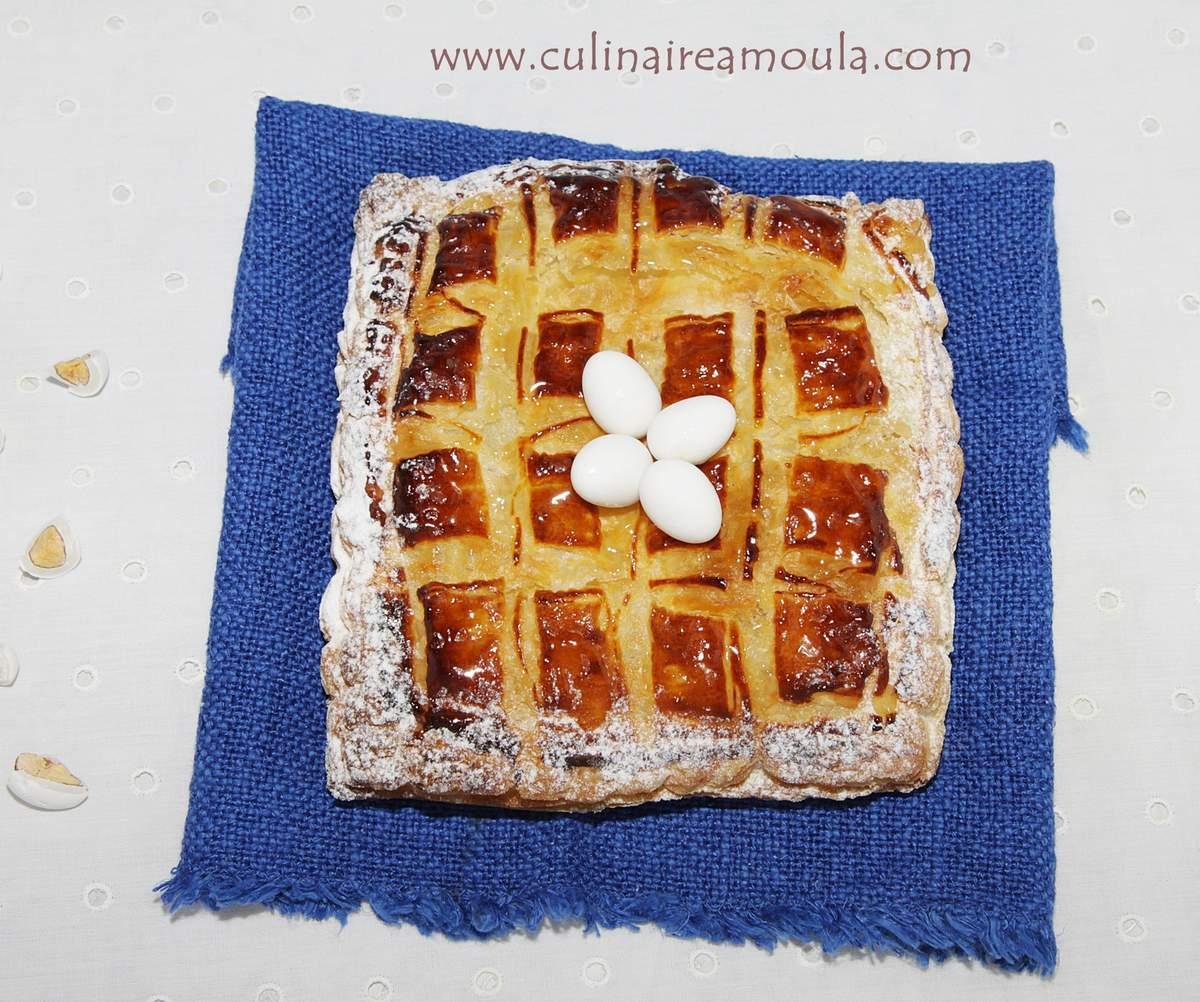 Galette des rois framboise, crème amandine à l'eau de rose et éclats de dragées