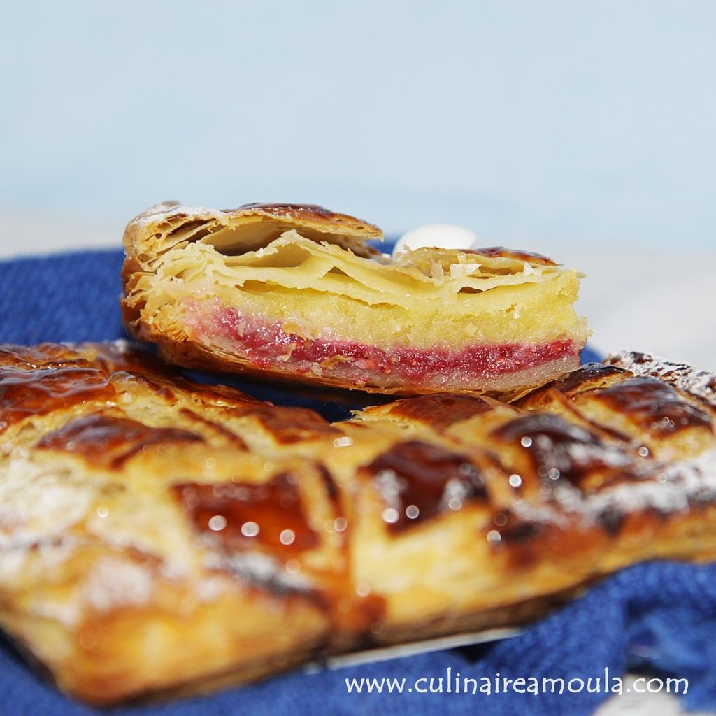 Galette des rois framboise, crème amandine à l'eau de rose et éclats de dragées