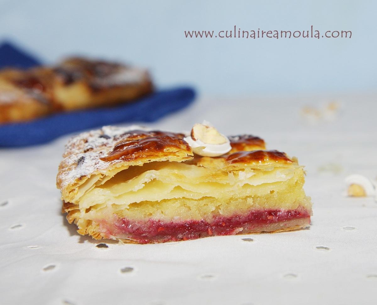 Galette des rois framboise, crème amandine à l'eau de rose et éclats de dragées