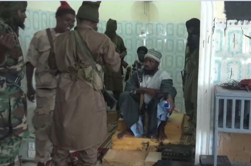 Abubakar Shekau, assis, à droite