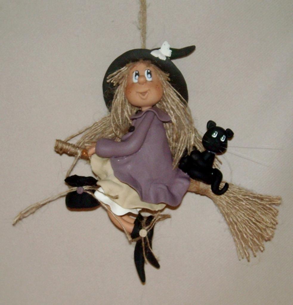  Sorcière avec leur p'tit chat  à suspendre en porcelaine froide