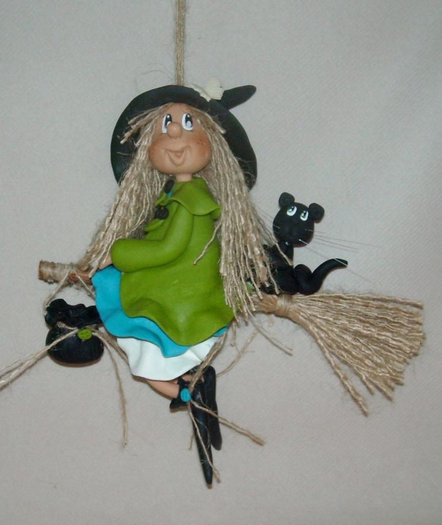  Sorcière avec leur p'tit chat  à suspendre en porcelaine froide